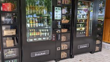 Hochwertige Produkte von benachbarten Anbietern und der einzigartige Wein vom Teutoburger Südhang werden in den Automaten auf dem Weinhof Brinkmann angeboten.