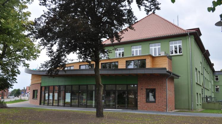 Von außen sieht der Hortneubau an der Grundschule in Neustadt-Glewe bereits fertig aus. Doch auf die Innenausstattung müssen die Schüler und Erzieher länger warten als geplant.