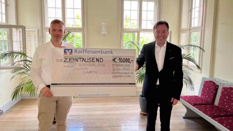 Jetzt kann das Spielgerät kommen. Boizenburgs Bürgermeister Rico Reichelt (l.) freut sich über 10.00ß Euro, die Thomas Göthling, Vorstand der Raiffeisenbank Lauenburg, im Gepäck hatte.