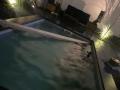Länger als vermutlich gewollt, musste ein Reh in der Nacht in einem Osnabrücker Pool seine Schwimmfähigkeiten unter Beweis stellen. 