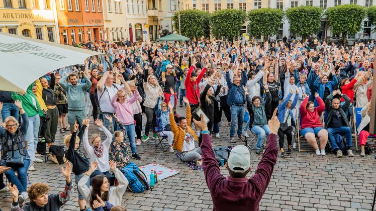 Der Musikklub Schwerin organisiert regelmäßig Konzerte auf dem Schweriner Marktplatz