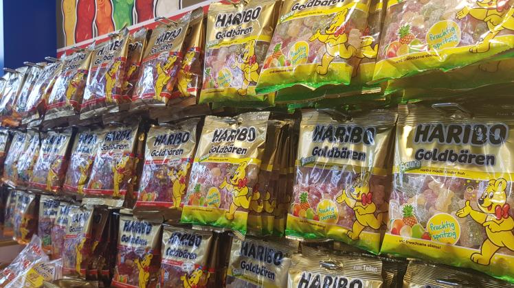 Zahlreiche Tüten mit Haribo-Süßigkeiten gingen allein am Eröffnungstag über den Tresen.