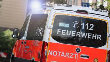 28.06.2023, Hamburg, Ein Notarzt fährt mit Blaulicht durch eine hamburger Straße zu einem Einsatz Hamburg Deutschland **
