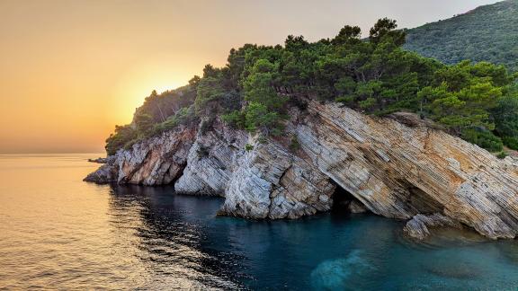 Eine majestätische Felswand im Meer von Petrovac, Montenegro. Aufnahme von Stefan Litke. Stefan Litke