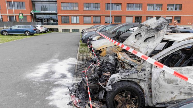Fahrzeuge brannten auf Berliner Klinikgelände