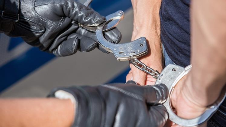 Symbolfoto Festnahme / Foto: Bundespolizei: Der Zoll nahm am Dienstag am Hauptbahnhof Osnabrück einen Mann fest, der von der Justiz gesucht wurde.