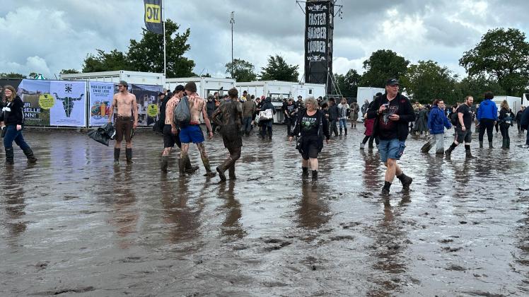 Auf dem Wacken-Areal versinken die Besucher im Schlamm.