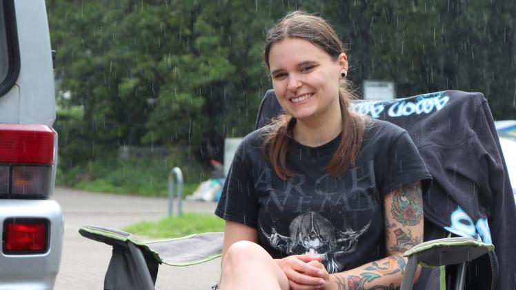 Auch der Regen kann die gute Laune nicht trüben. Die Wacken-Fans zeigen sich am Dienstagmorgen vor allem, so wie Laura (25) aus Tirol, von der entspannten Seite.