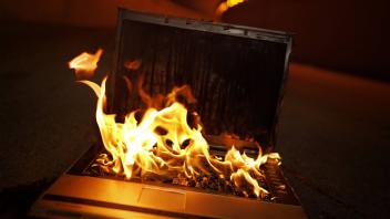 Ein brennender Laptop in einer Unterführung in Köln Foto xC xHardtx xFuturexImage