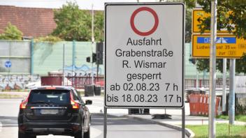 Vom 2. bis 18. August wird ein Teil der Kreuzung zwischen Grabenstraße, Schulacker und Umgehungsstraße gesperrt. Betroffen ist die Auffahrt auf die Bundesstraße in Richtung Lankow. (Aufnahmedatum 01.08.2023)