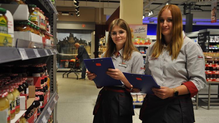 Gemeinsam absolvierten die Auszubildenden Melanie Mikolajewski (r.) und Karolina Matysiak die Schnitzeljagd durch das Famila-Warenhaus in Ludwigslust.