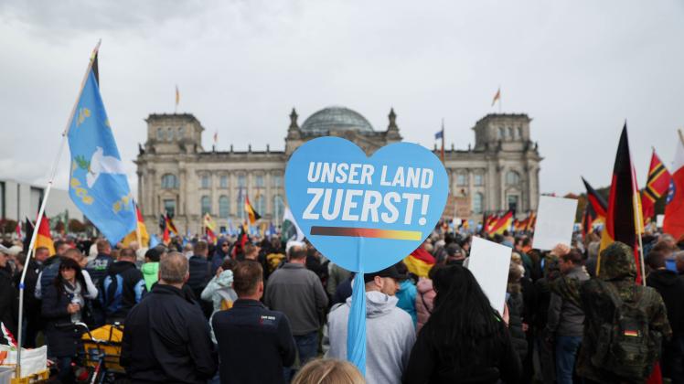Teilnehmer einer Demonstration der AfD unter dem Motto «Energiesicherheit und Schutz vor Inflation – unser Land zuerst» haben sich vor dem Reichstagsgebäude versammelt