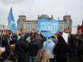 Teilnehmer einer Demonstration der AfD unter dem Motto «Energiesicherheit und Schutz vor Inflation – unser Land zuerst» haben sich vor dem Reichstagsgebäude versammelt