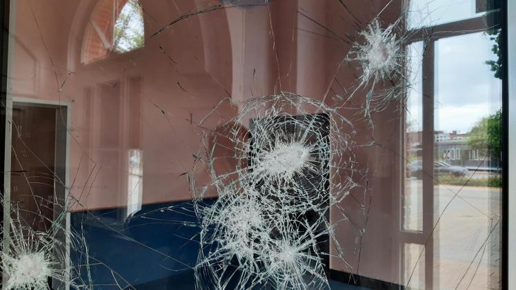 Beschädigte Glasscheibe einer Tür / Foto: Bundespolizei