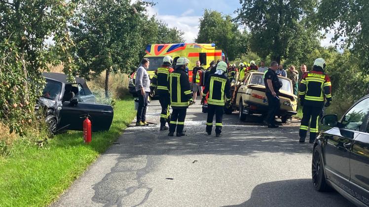 Feuerwehr Lützow Im Schock: Kamerad Bei Unfall Auf B104 Verletzt | SVZ