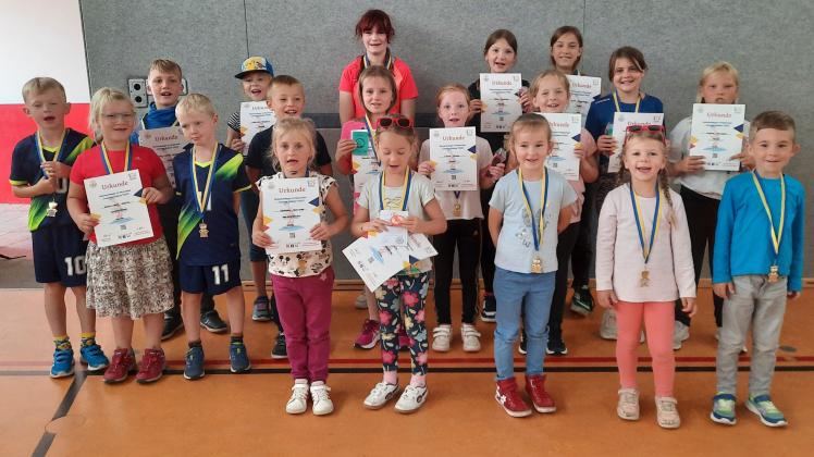 Siegerehrung für die Kinder der Laufgruppe Laage.