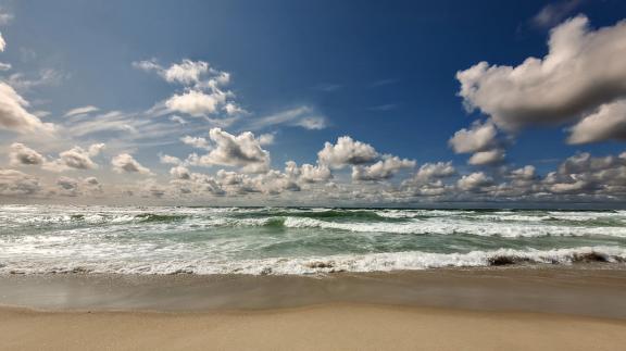 Idylle auf Sylt: Eine malerische Aufnahme mit Strand, Meer und Wolken festgehalten von Thorben Lange. Thorben Lange