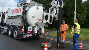 Wolfram Peter von Remondis und Thorsten Kohkemper vom Wasserwerk Hollage kontrollieren die Kanalschächte in der Gemeinde Wallenhorst