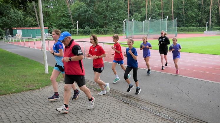 André Stache vom Sportclub Laage startet den Dauerlauf mit der Einsteiger-Gruppe. 
