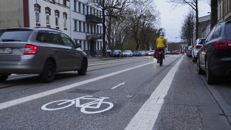 Der Schutzstreifen auf der Wismarschen Straße ist aus Sicht des Radentscheids zu schmal, außerdem werde der Streifen trotz Verbots immer wieder von Autos befahren. Auch SVZ-Leser sehen in der Wismarschen Straße einen Gefahrenpunkt für Radfahrer.