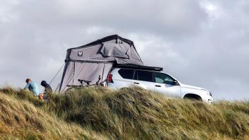 Camping Vejers, Daenemark - Ein SUV mit Vorzelt steht in den Duenen eines Campingplatzes. Vejers Daenemark *** Camping V