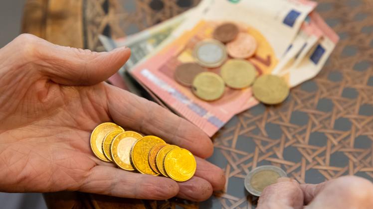 Seniorin mit Geld - Symbolbild DEU, Deutschland, Berlin: Eine Seniorin zählt Geld. Symbolbild, Themenbild zu Senioren un