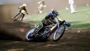 Willi Duden in Aktion. Der deutsche Motorrad-Bahnrennfahrer der 1970er- und 1980er-Jahre, der vor allem Grasbahn- und Sandbahnrennen, aber auch Speedwayrennen fuhr, hat sein Kommen an dem Wochenende zugesagt.