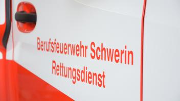 Der Rettungsdienst in Schwerin wurde am Mittwoch, 2. August, zu einem Unfall gerufen, an dem eine Straßenbahn und ein Radfahrer beteiligt waren.