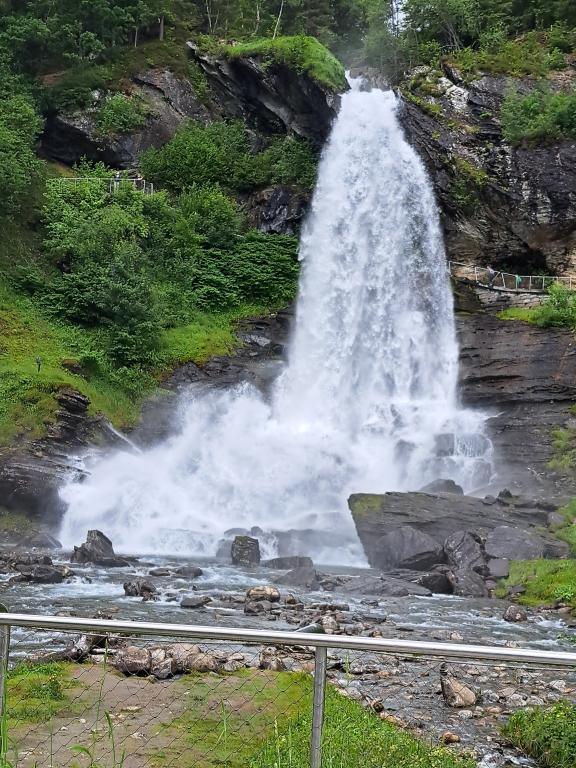 Der norwegische Wasserfall Steinsdalsfossen Gabriele Reimer