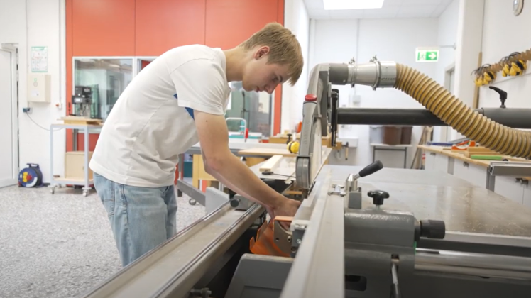 ADVERTORIAL-BBZ-Schleswig-Junge-bei-der-Ausbildung