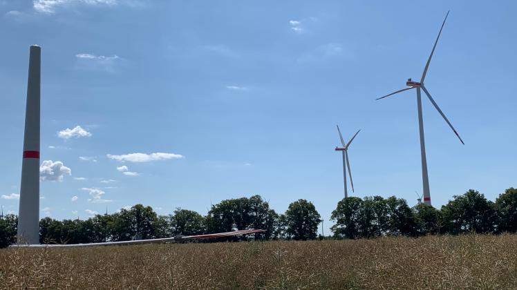 Engie Deutschland baut sieben 247 Meter hohe Windkraftanlagen im Windpark Karstädt-Waterloo. Fünf Anlagen sind komplett fertig. Mitte August soll der Bau aller Anlagen beendet sein. 