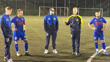 Elias Schröder warnt seine Mannschaft vor den weiteren Spielen in der Bezirksliga 