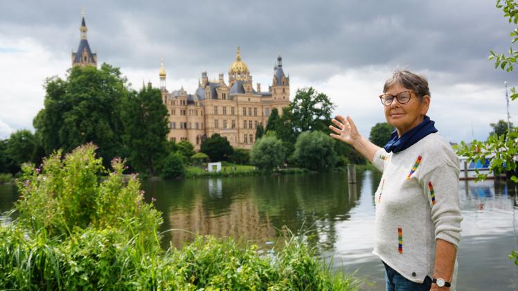 Ute Breitsprecher ist fast ihr halbes Leben lang Schlossführerin in Schwerin.