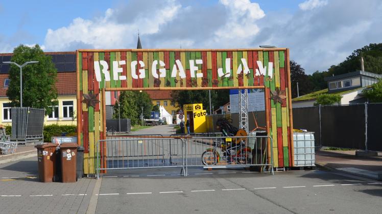 Am Donnerstagmorgen kommt auf dem Reggae Jam Gelände kurzzeitig sogar die Sonne raus. Noch ist es ruhig, aber das wird sich bald ändern.