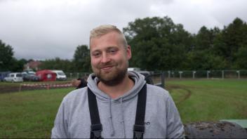Finn Strüven aus Oberstenwehr ist 25 Jahre alt und Landwirt. Er schleppt mit dem Traktor als Teil des „Wacken Abschleppdienst“ hunderte Fahrzeuge durch den Schlamm.