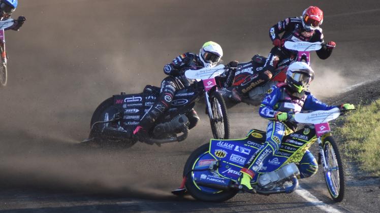 Bei den EM-Rennen in Güstrow ging es immer heiß her. Hier geben sich der Pole Smektala (weiß), Kai Huckenbeck (gelb), der Finne Lahti (rot) und der Schwede Thorsell (blau) die Kante. 