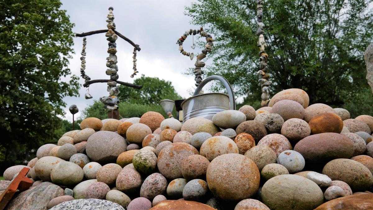 Faszinierende Beete im Garten der Steine in Neu Mierendorf SVZ
