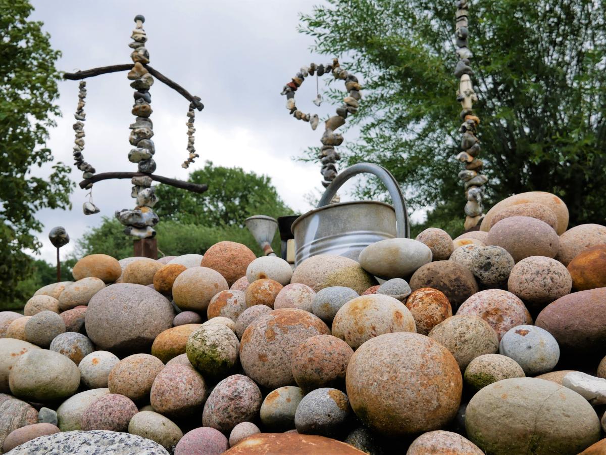 Faszinierende Beete im Garten der Steine in Neu Mierendorf | SVZ