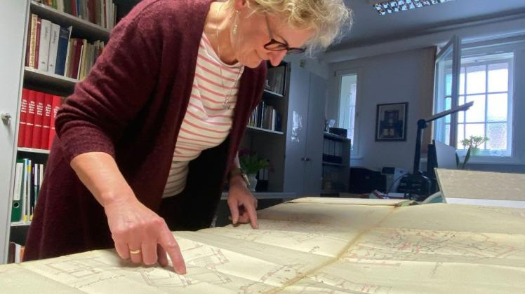 Carola Lembke studiert einen alten Stadtplan von Wittenberge.