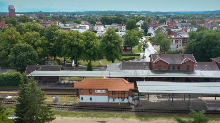 Deutschlands schönstes Stellwerk steht in Parchim. Die Deutsche Bahn hat den Beton-Fachwerkbau saniert und technisch aufgerüstet. 