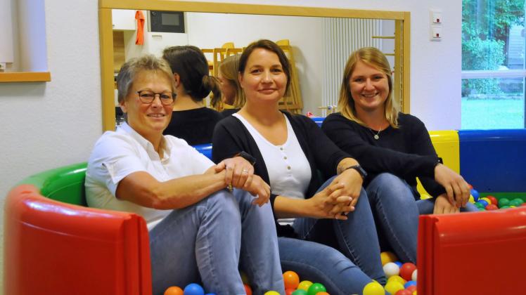 Elke Ursinus (l.) verabschiedet sich als Leiterin der AWO-Kita Am Königsteich, Jasmin Häkel und Nadine Poske (v.l.) sind ihre Nachfolgerinnen.