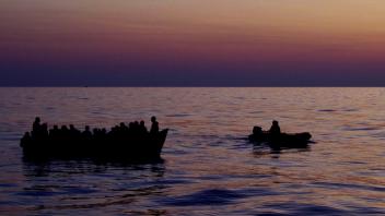 Deutsches Motorsegelschiff rettet 36 Bootsmigranten im Mittelmeer