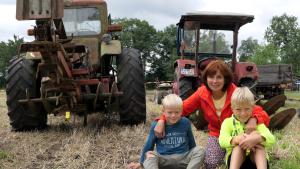 Sabine Kolthoff mit Enkelkinder Vincent ( links ) und Linus ( rechts) schauen sich das Spektakel an , die Ankunft der Traktoren.jpg