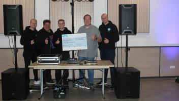 Florian Brüwer (rechts), Jonas Gerweler (1. von links) und René Tilch (3. von links) von der Landjugend Schwagstorf (KlJB) stellten Jörg Brüwer (2. von rechts), Kuratoriumsmitglied der Stiftung Lauter, die neue Musik- und Lautsprecheranlage mit LED-Beleuchtung vor, die von der großzügigen Zuwendung über 4200 Euro angeschafft wurde. (von links: Jonas Gerweler, Uwe Hummert, René Tilch, Jörg Brüwer, Florian Brüwer)