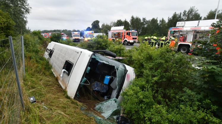 Reisebus verunglückt auf der A2