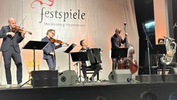 Das Quartett Uwaga mit den Geigern Christoph König und Maurice Maurer, dem Akkordeonisten Miroslav Nisic und dem Kontrabassisten Jakob Kühnemann sowie dem französischen Gast-Tubisten Thomas Leleu (v.l.) riss mit seinem fantastischen Konzert in Mestlin das Publikum von den Stühlen. 