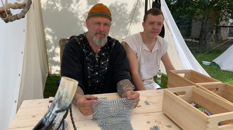 Mario Zindl und sein Sohn Maximilian aus Sükow zeigen, wie ein Kettenhemd per Hand hergestellt wird. 