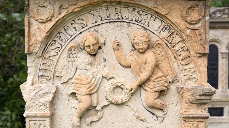 2 Engelfiguren in Sandstein auf einem historischen Grabstein, Friedhof der Emmauskirche in Kaditz, Dresden, Sachsen, Deu