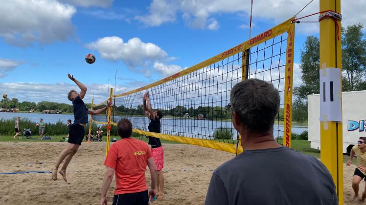 Viel Einsatz am Netz. Nach drei Jahren Pause gibt es beim Inselseefest in Güstrow wieder Turniere im Beachvolleyball.