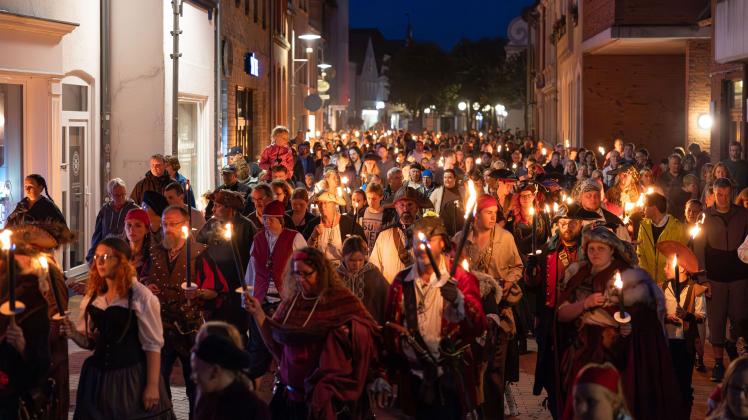Stimmungsvoll bis zuletzt: Die Piraten zogen mit Fackeln von der Innenstadt zur Hafenspitzen - und viele Anhänger begleiteten sie.